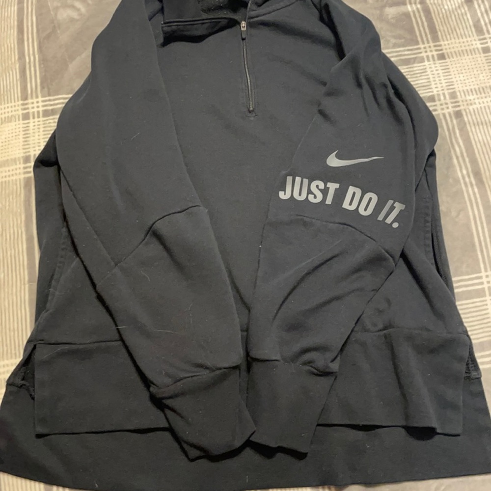 2/15$ NIKE SWEATSHIRT!